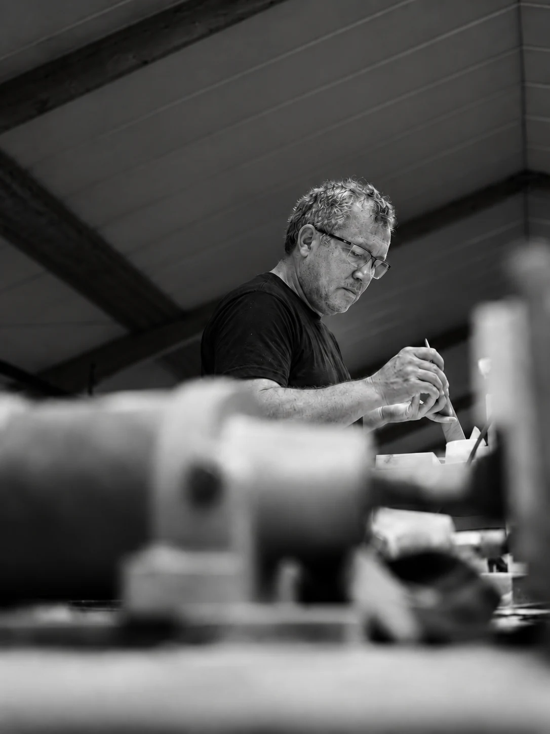 El maestro Arami LUTHIER trabajando con sus manos en el taller